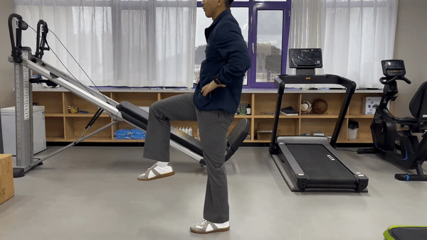 单腿站.gif