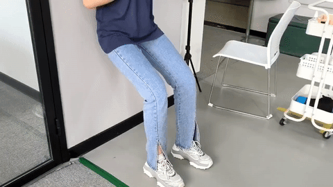 靠墙静蹲.gif